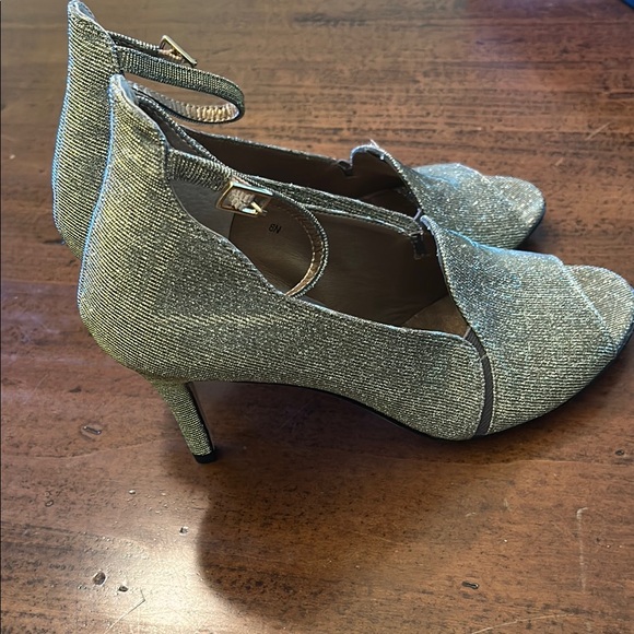 New Vaneli Totem Size 8N Silver Metallic Heels Open Toe Special Occasion Holiday - Picture 1 of 7